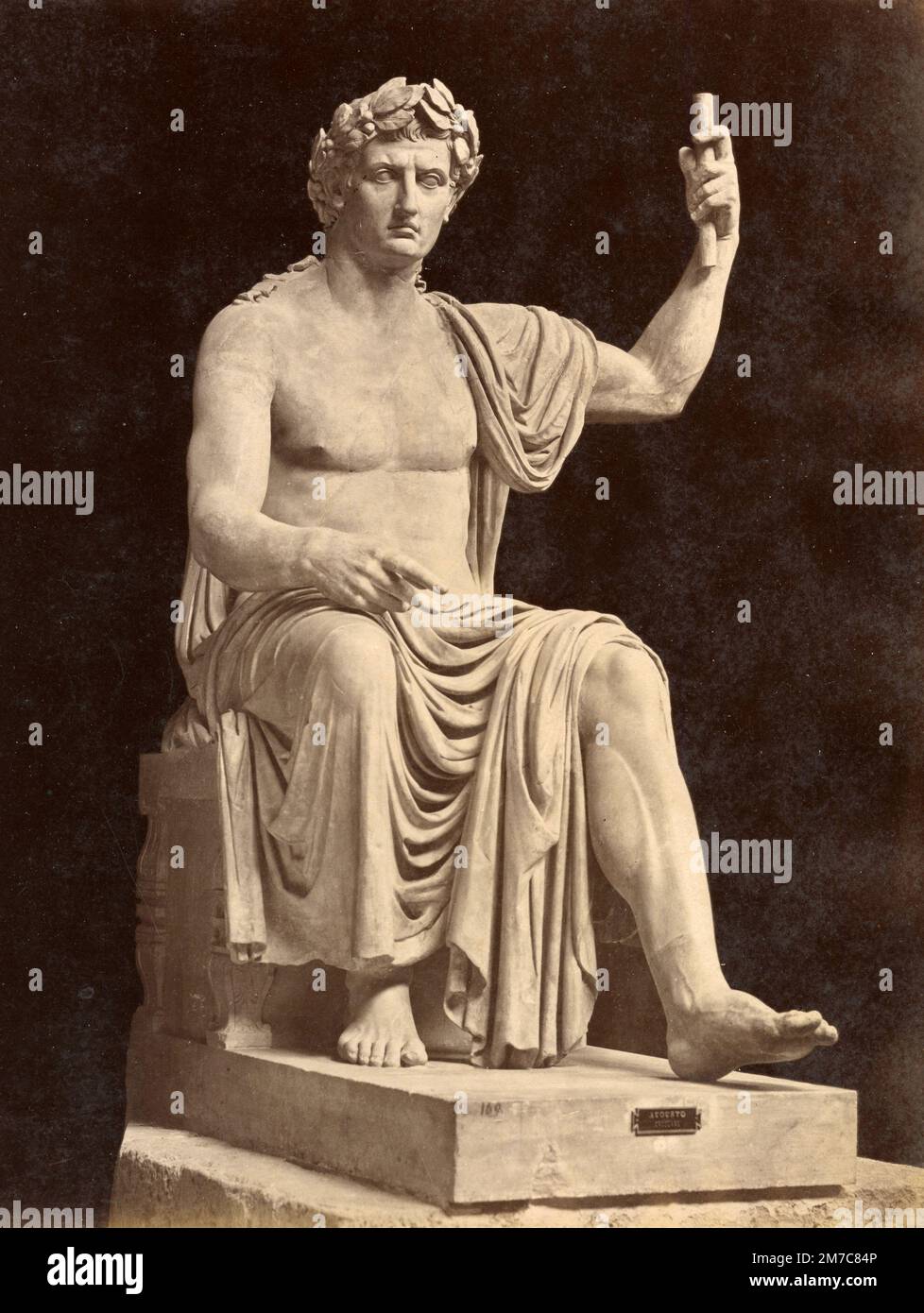 Cesare Augusto, gigantesca scultura romana rinvenuta a Ercolano, stampa albumena, 1870s Foto Stock