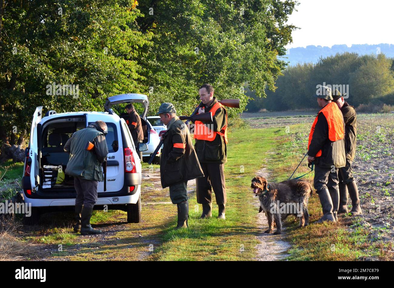 Francia. I cacciatori si preparano per una piccola caccia in campo aperto. Foto Stock