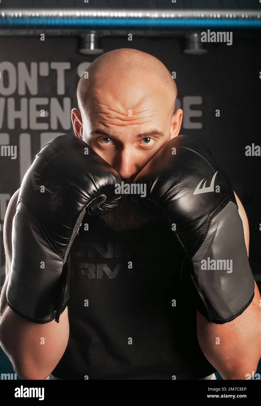 gli uomini in guanti di boxe nascondono il viso dietro i guanti Foto Stock