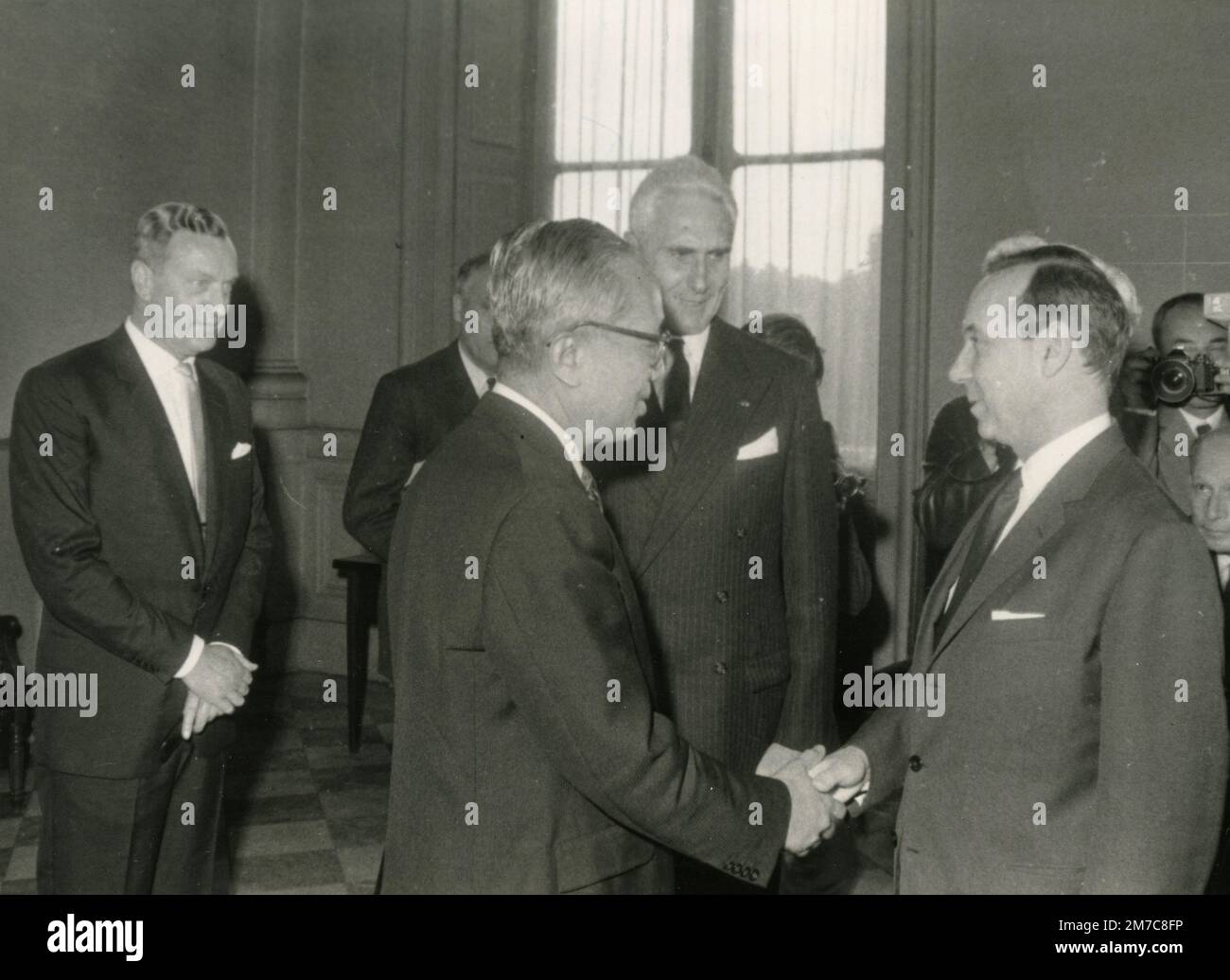 Politico e primo ministro francese Michel Debré (destra) e Segretario generale delle Nazioni Unite U Thant, Francia 1968 Foto Stock