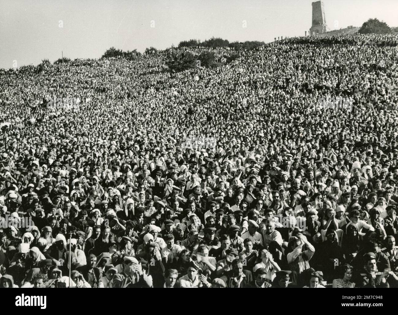 Folla di persone riunite a St. Nikolas (Shipka) Peak, Bulgaria, 1960s Foto Stock