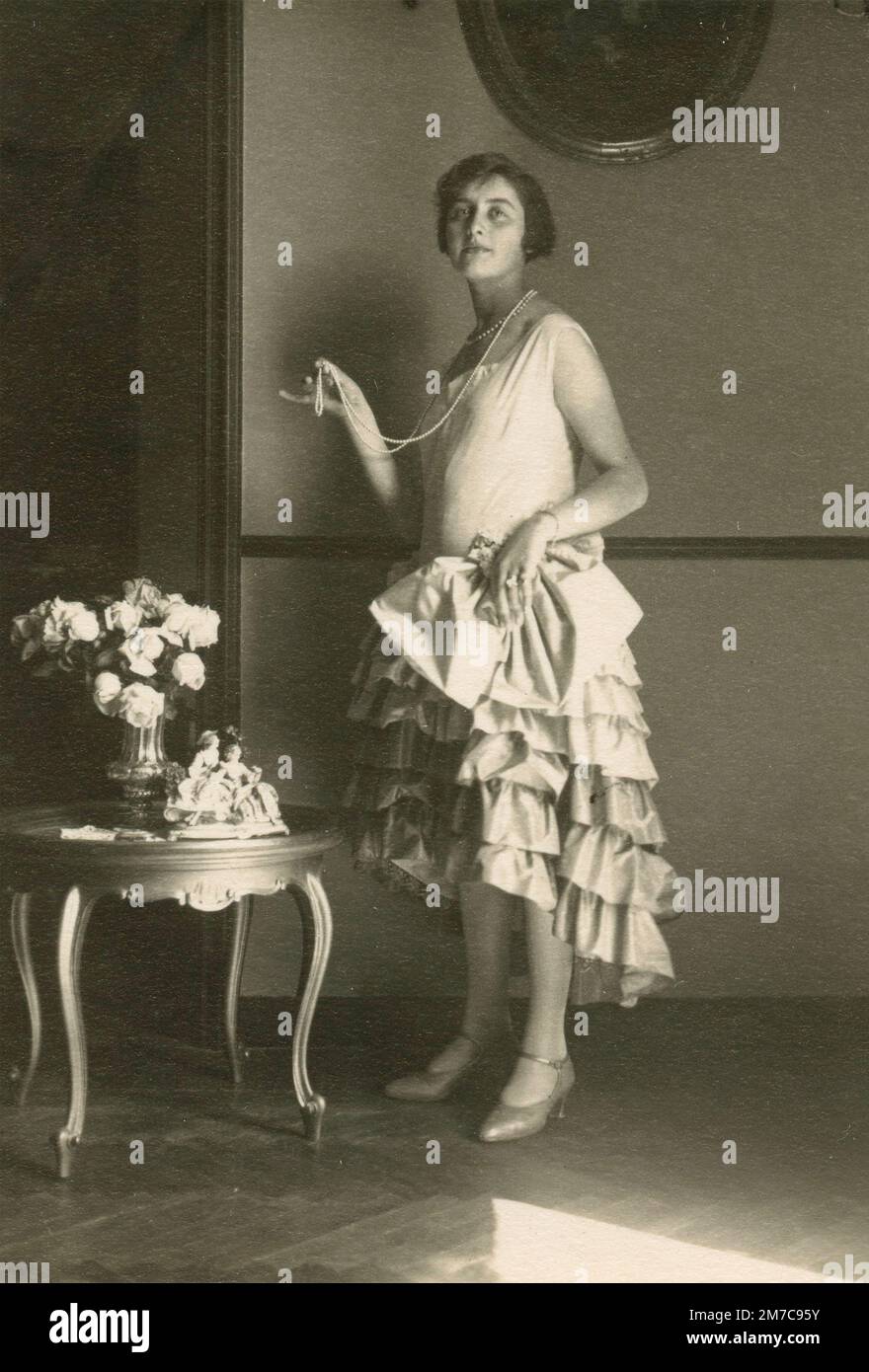 Donna in posa per la foto a casa, Italia 1920s Foto Stock