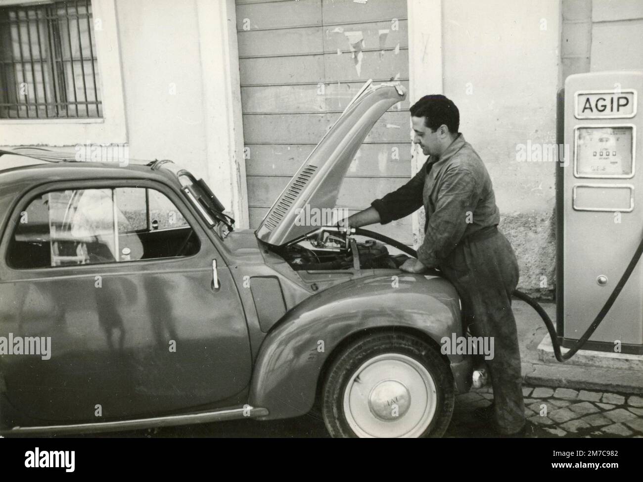 Rifornimento della FIAT 500 Topolino, Italia 1950s Foto Stock