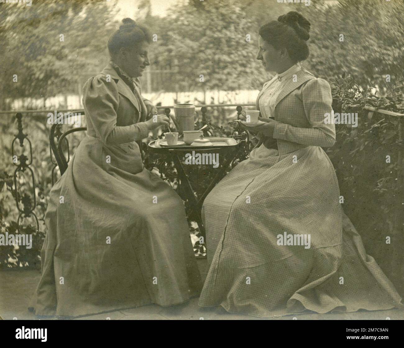 Due donne che hanno caffè in terrazza, Italia 1890s Foto Stock