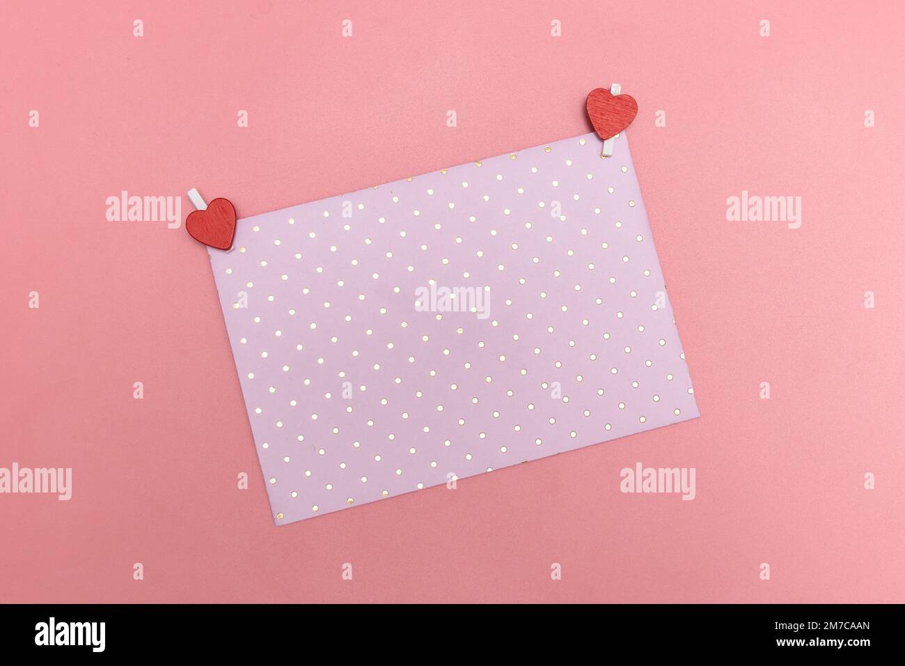 San Valentino rosa avvolgente su sfondo dello stesso colore. Colore pastello monocromatico. Il concetto di San Valentino. Primo piano, copia spazio. Beffa Foto Stock