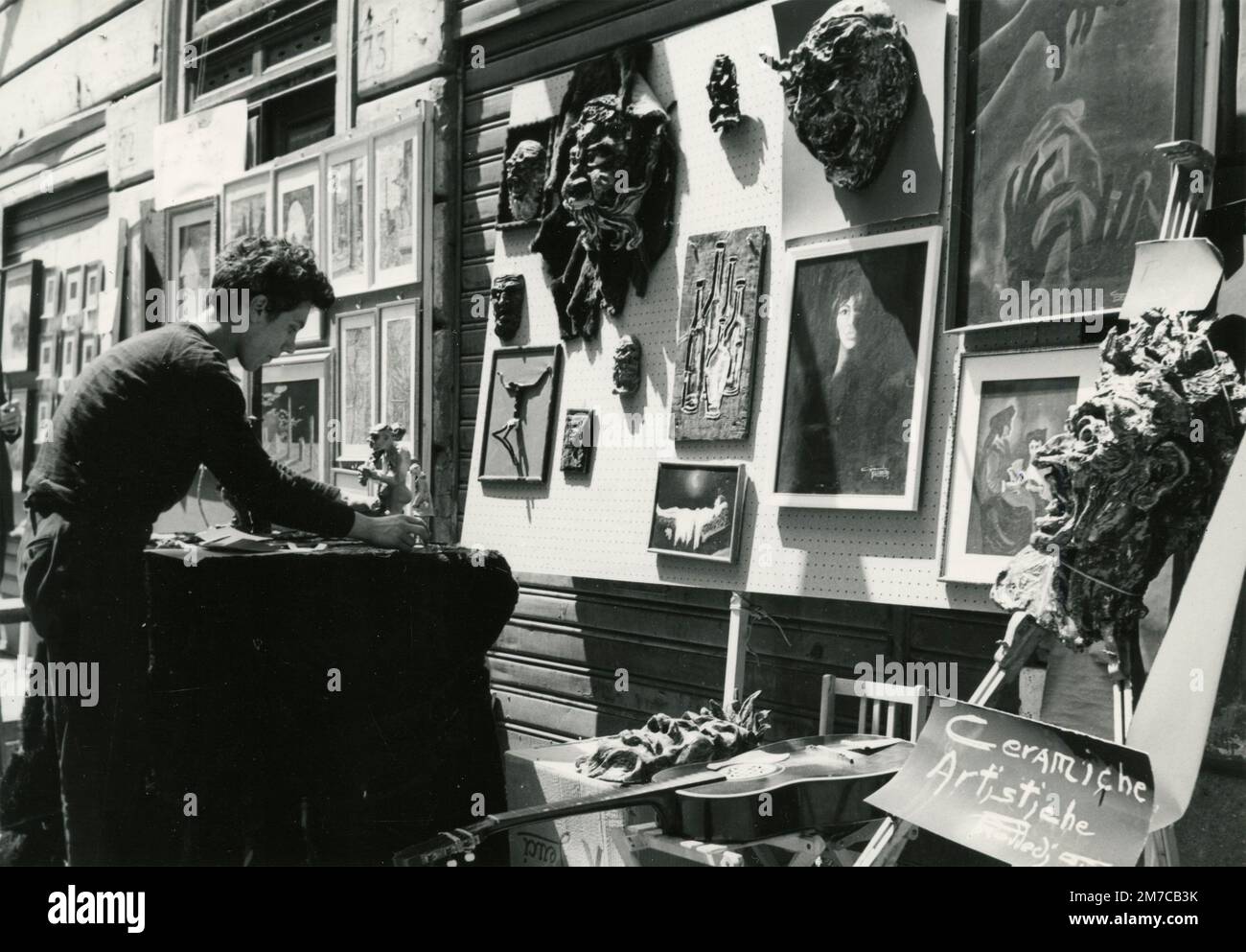 Un pittore alla Fiera d'Arte di Via Margutta, Roma 1960s Foto Stock