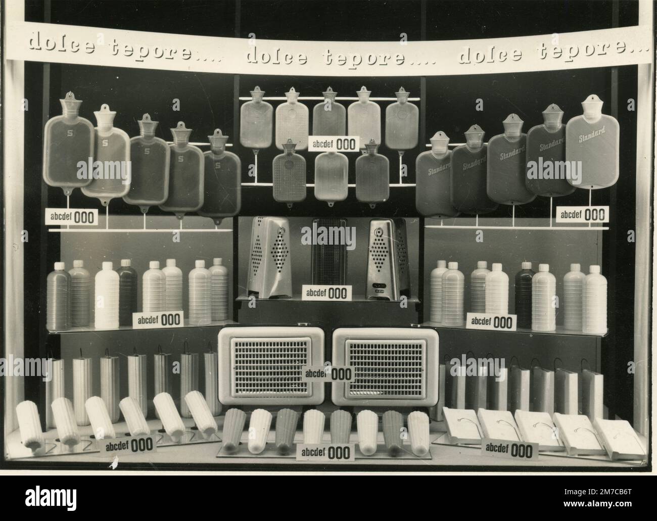 Vetrina con bottiglie e riscaldatori di acqua calda, foto pubblicitaria, Italia 1960s Foto Stock