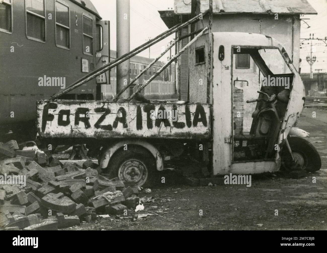 Spazzatura abbandonata della vettura a tre ruote Ape con il cartello forza Italia, stazione Prenestina, Roma, Italia 1978 Foto Stock