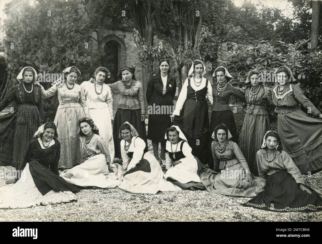 Grande gruppo di donne che indossano abiti tradizionali in costume, St. Benedetto del Tronto, Italia 1960s Foto Stock
