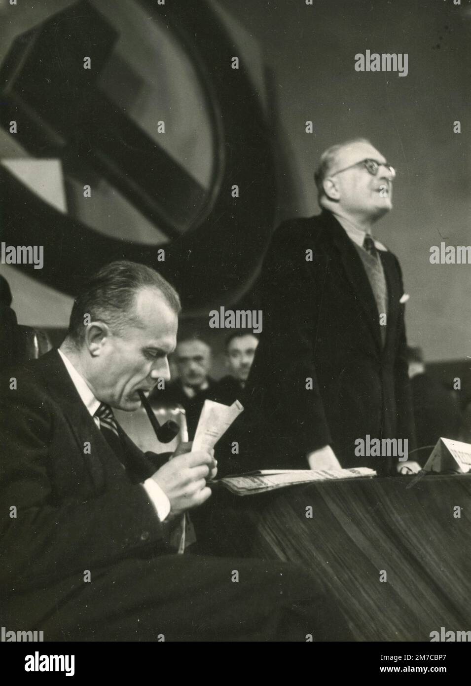I politici italiani Sandro Pertini (a sinistra) e Olindo Vernocchi al XXV Congresso del Partito Socialista, Roma, Italia 1947 Foto Stock