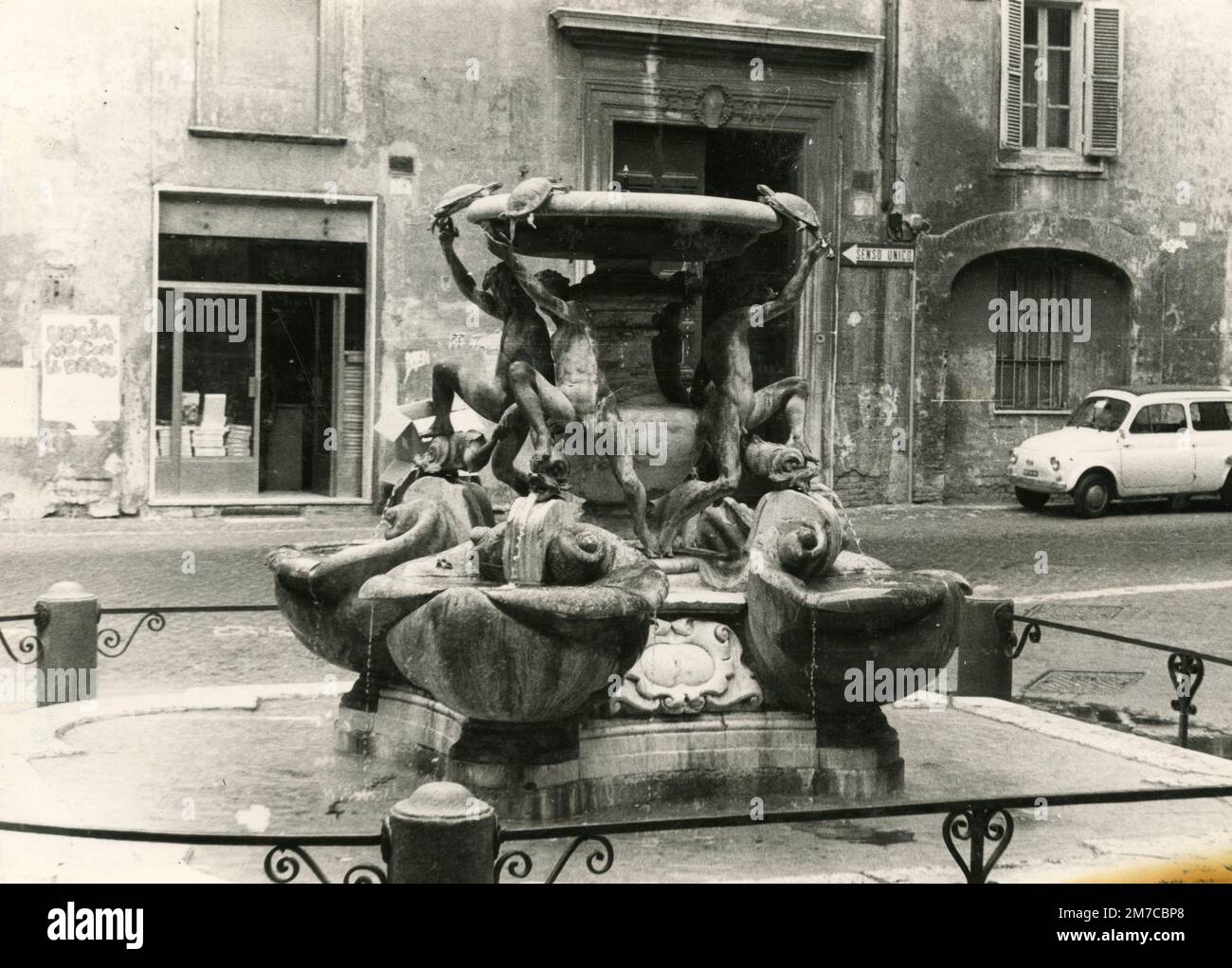 La Fontana delle tartarughe in Piazza Mattei, Roma, Italia 1976 Foto Stock