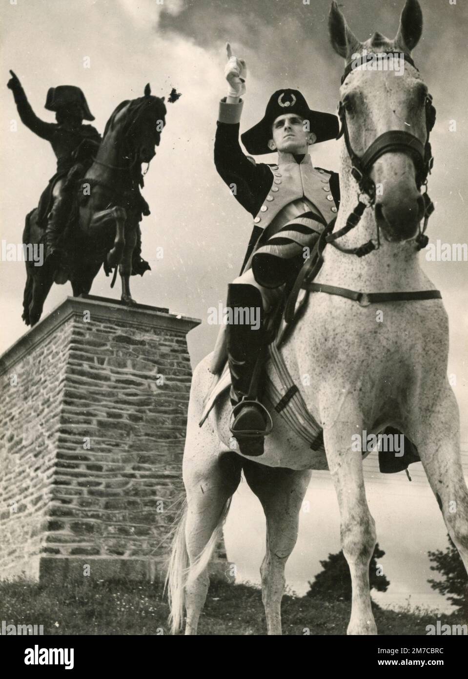 Tenente francese Champagne de Labriolle, imitando, a cavallo, la statua equestre del generale Kleber, Ecole de Saint-Cyr, Coetquidan, Francia 1948 Foto Stock