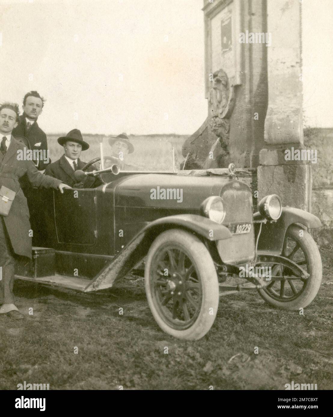 Gruppo di uomini con una vettura FIAT 1500, Italia 1920s Foto Stock