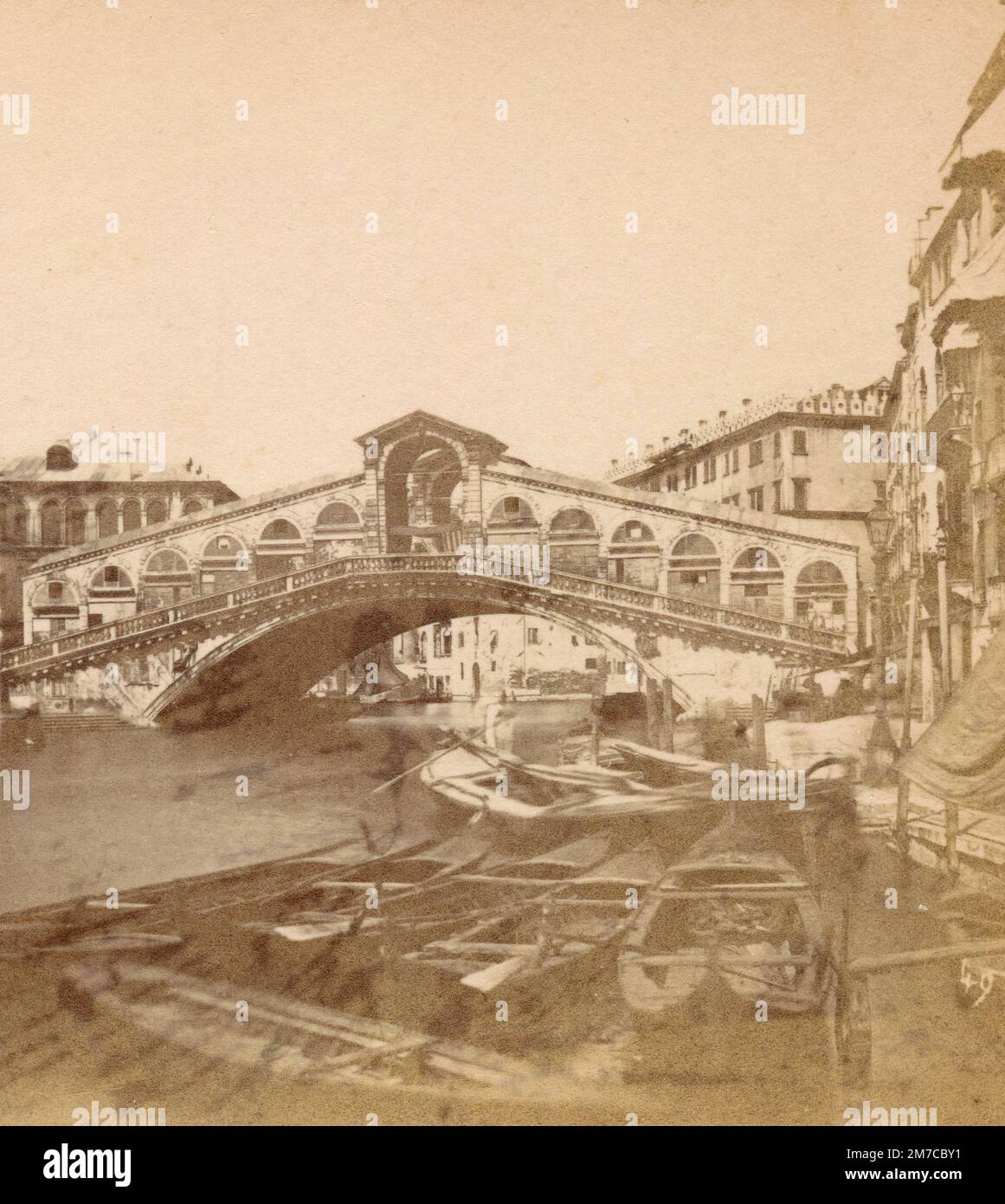 Vista del Ponte di Rialto sul Canal Grande, Venezia, Italia 1870s Foto Stock