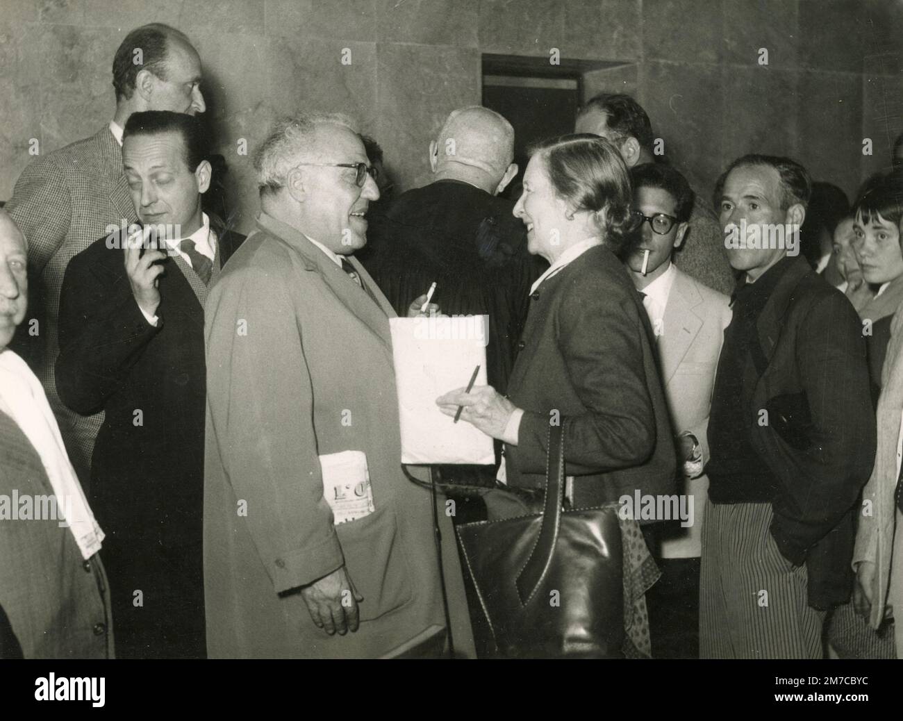 Gruppo di persone intorno a due politici, Italia 1950s Foto Stock