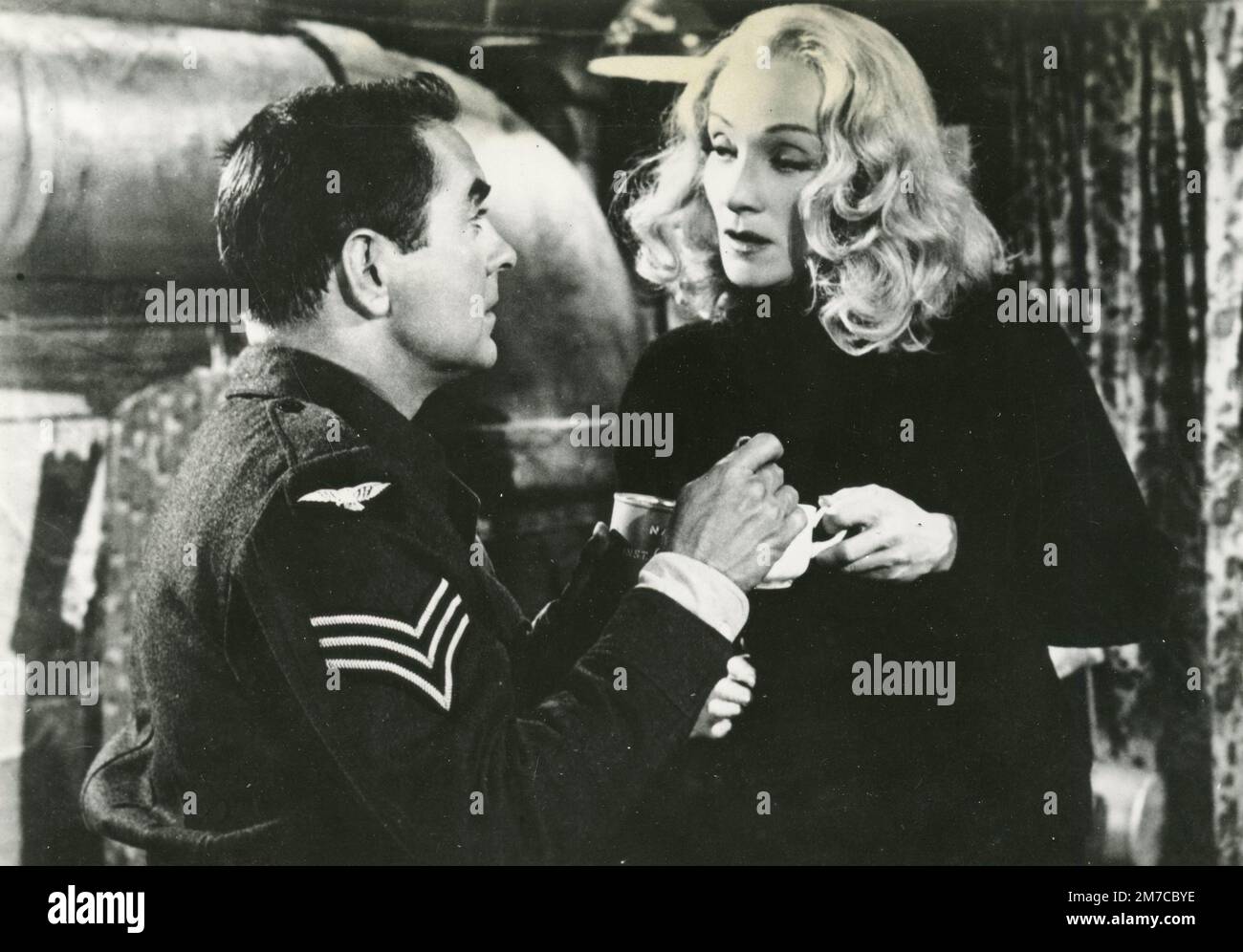 L'attrice tedesca Marlene Dietrich e l'attore americano Tyrone Power nel film testimone per l'accusa, USA 1957 Foto Stock
