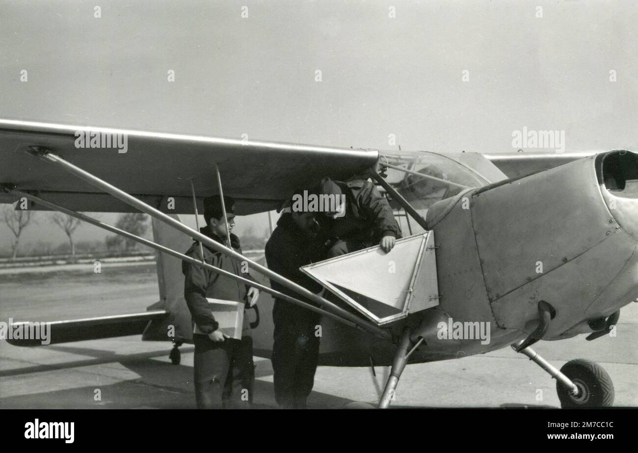 Piloti a bordo di un piccolo aeromobile di addestramento durante il corso di aviazione Marte II, Italia 1953 Foto Stock