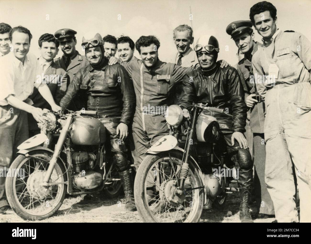 Piloti di moto con persone in giro, Italia 1950s Foto Stock