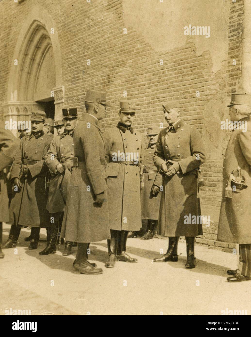 Da destra: Ministro austriaco Theodor Ippen, Liut italiano. Il colonnello Alfredo Manussi di Montesole, l'austriaco Oscar Messmer, e altri ufficiali che escono dalla Cattedrale, Udine, Italia 1918 Foto Stock