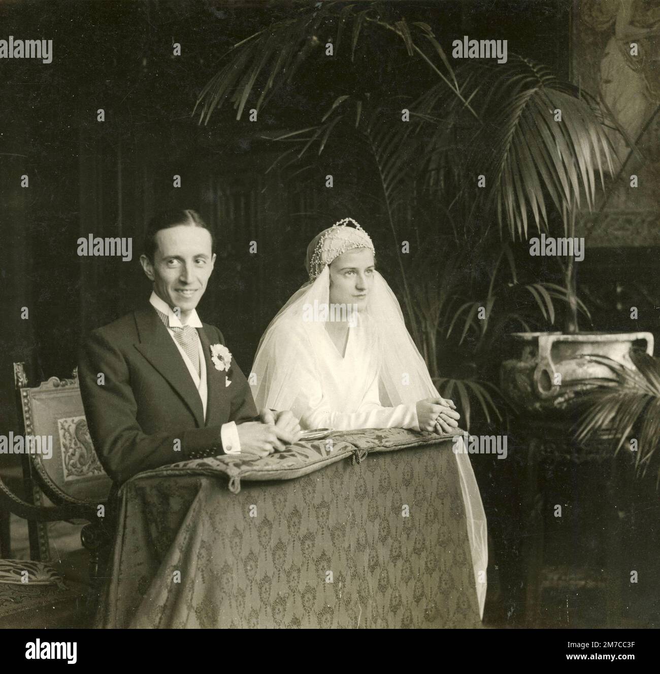 Sposo e Sposa sposarsi in una chiesa, Italia 1920s Foto Stock