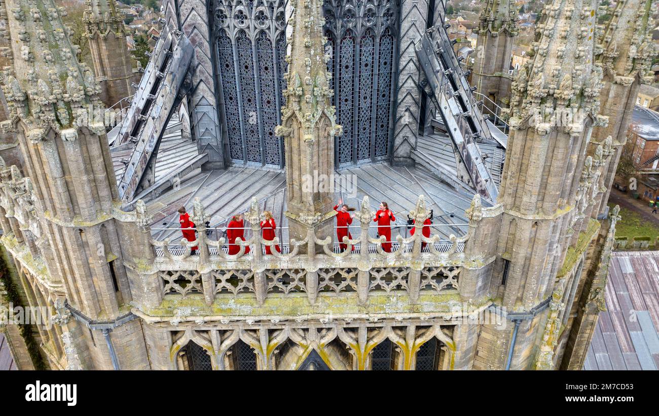 I chorister hanno cantato nella parte più alta della magnifica Cattedrale di Ely a Cambridgeshire questa mattina (lunedì) mentre provano per una settimana festosa. Stunni Foto Stock