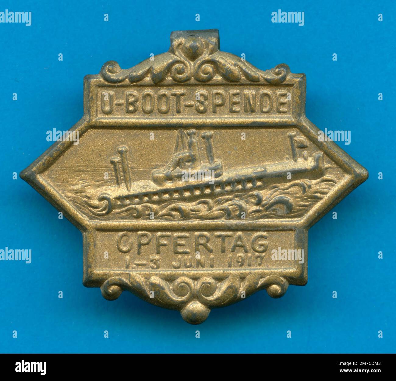 Europa, Deutschland, Berlino, 1. Weltkrieg, kaiserliche Marine, U-Bootkrieg, Abzeichen : ' U-Boot-Spende , Opfertag 1.-3. Juni 1917 ', Größe 3,5 cm x 3 cm . / Europa, Germania, Berlino, WW i , Marina imperiale, Tariffa guerra sottomarina, badge : ' U-Boot-Spende. Opfertag 1.-3. Juni 1917' ( donazione sottomarina , giorno della donazione 1. 3. Giugno 1917), misura 3,5 cm x 3 cm. Foto Stock