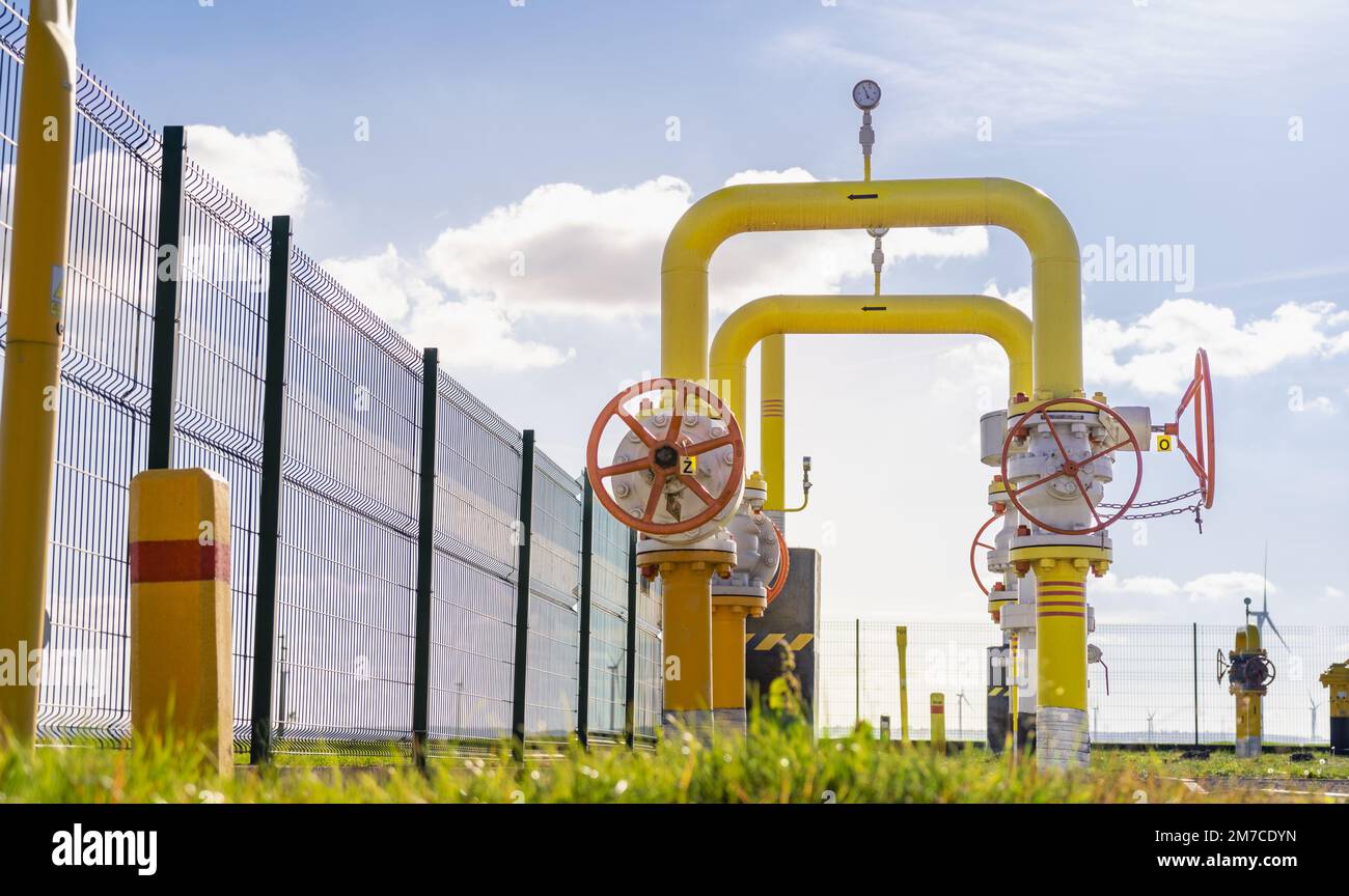 Valvole del gas in un centro di distribuzione - tubi in acciaio giallo spesso Foto Stock
