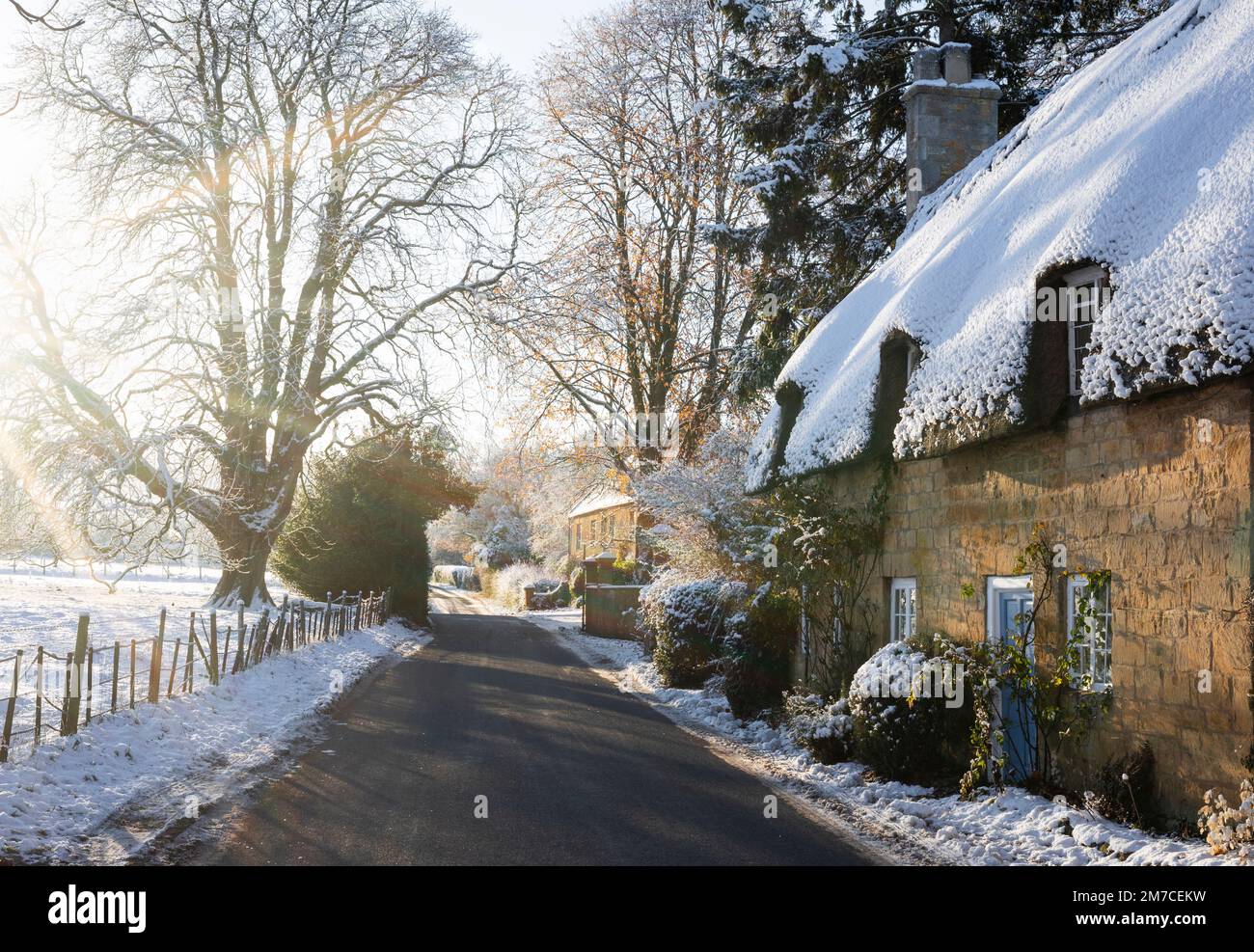 Un cottage di paglia nella neve nel villaggio Cotswold di Broadway, Worcestershire, Regno Unito Foto Stock