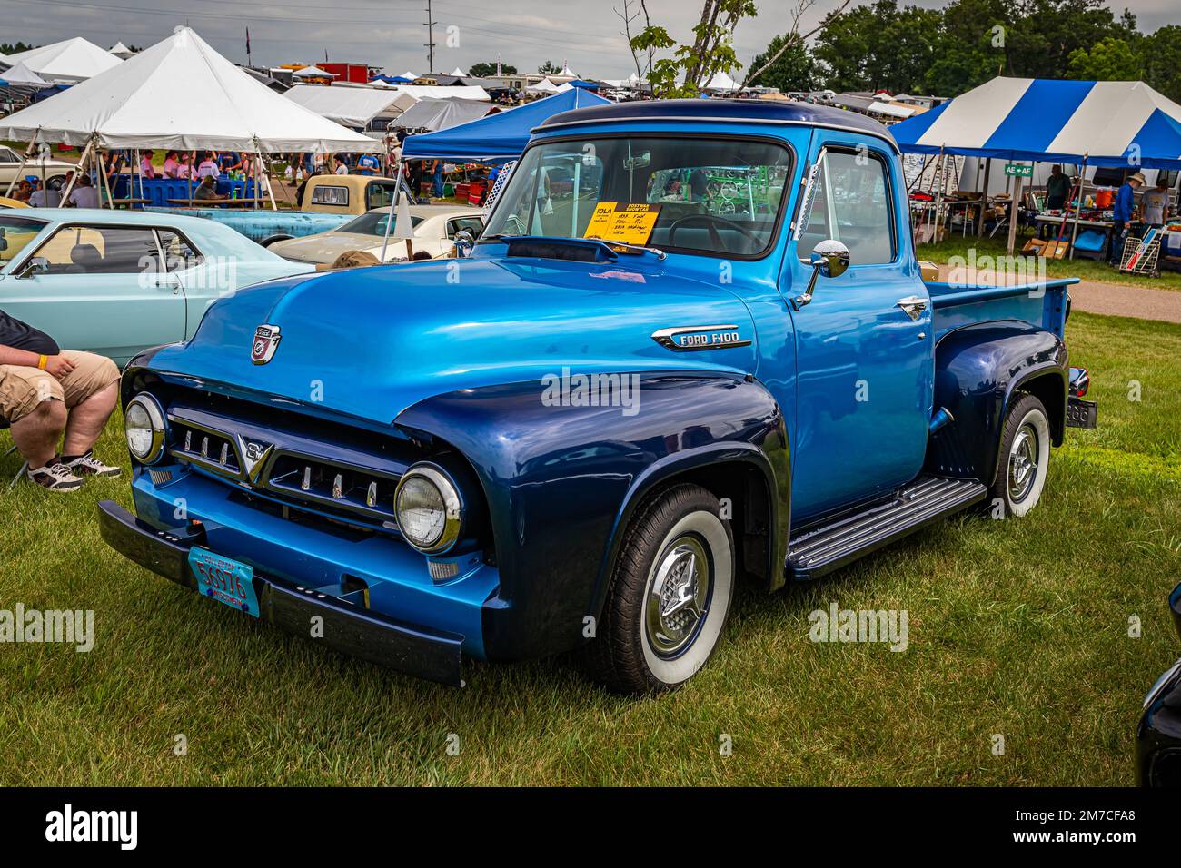 Iola, WI - 07 luglio 2022: Vista dall'alto dell'angolo anteriore di un camioncino Ford F100 del 1953 in una fiera automobilistica locale. Foto Stock