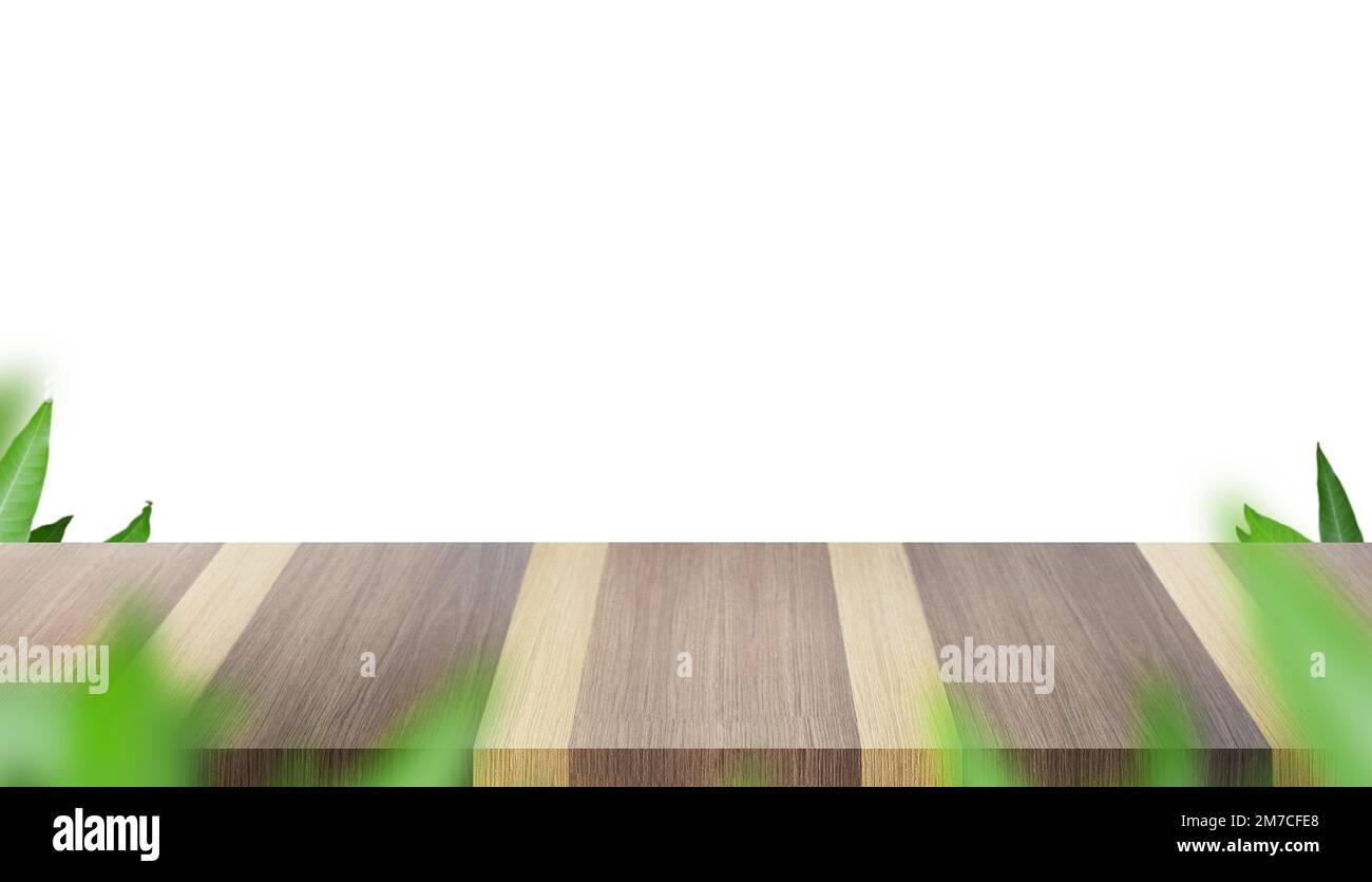 Tavola vuota in legno piano tavolo foglia di mango verde per terra con fondo bianco. Mock up per la visualizzazione del prodotto, Mock up per la pubblicità sui social media, S Foto Stock