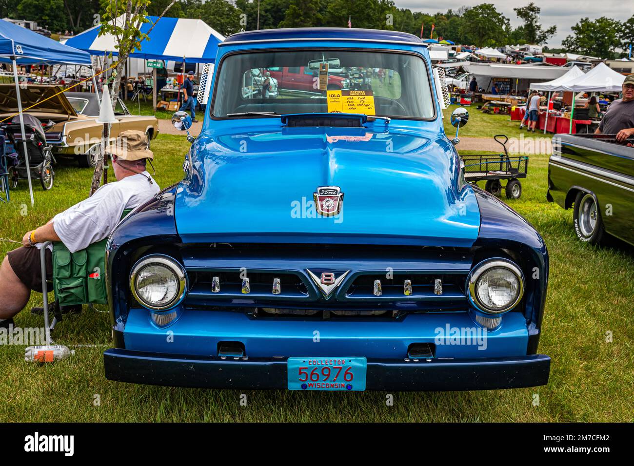 Iola, WI - 07 luglio 2022: Vista frontale in prospettiva alta di un camioncino Ford F100 del 1953 in una fiera automobilistica locale. Foto Stock
