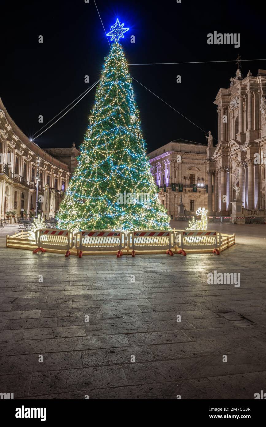 Siracusa Sicilia. L'albero di Natale risplende nella bellissima piazza della cattedrale Foto Stock