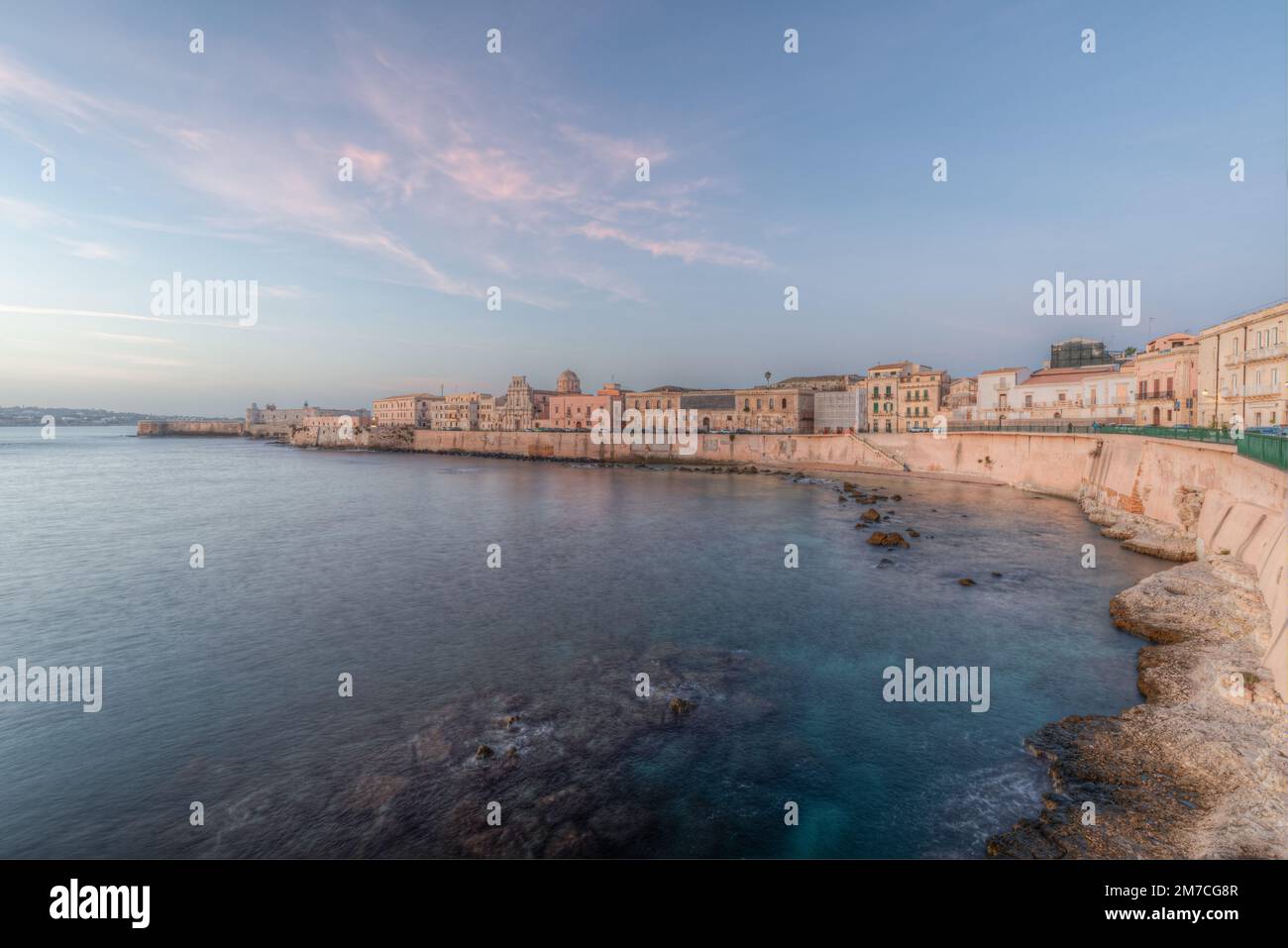 Il panorama mozzafiato del lungomare di Ortigia a Siracusa in Sicilia all'alba di un nuovo giorno Foto Stock