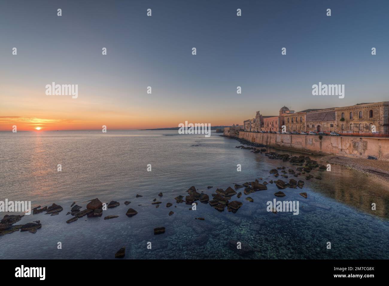 Il panorama mozzafiato del lungomare di Ortigia a Siracusa in Sicilia all'alba di un nuovo giorno Foto Stock