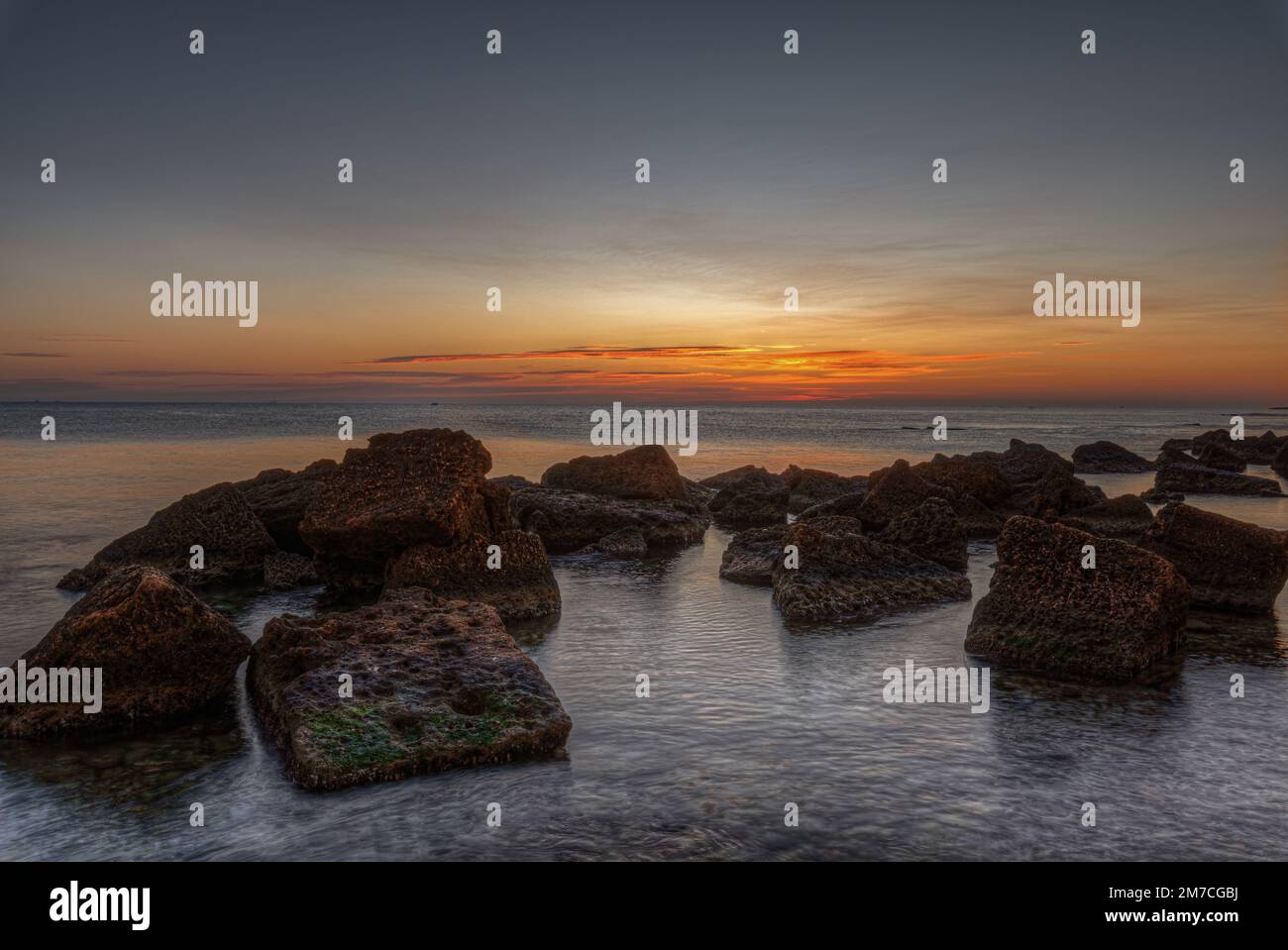 Il bellissimo paesaggio mozzafiato che l'alba può dare in un mare Foto Stock