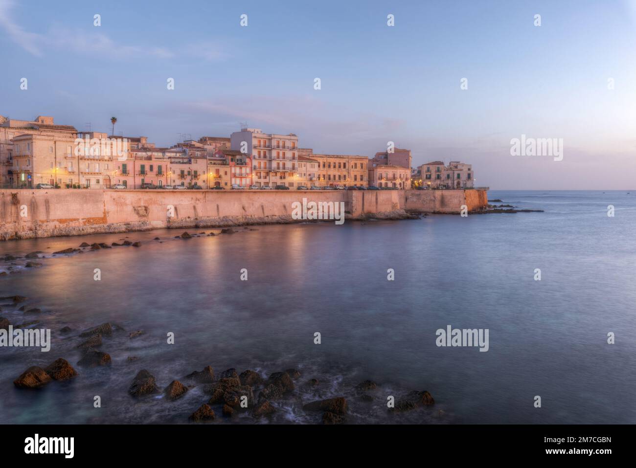 Siracusa Sicilia. L'alba di una nuova giornata sul bellissimo lungomare di Ortigia Foto Stock