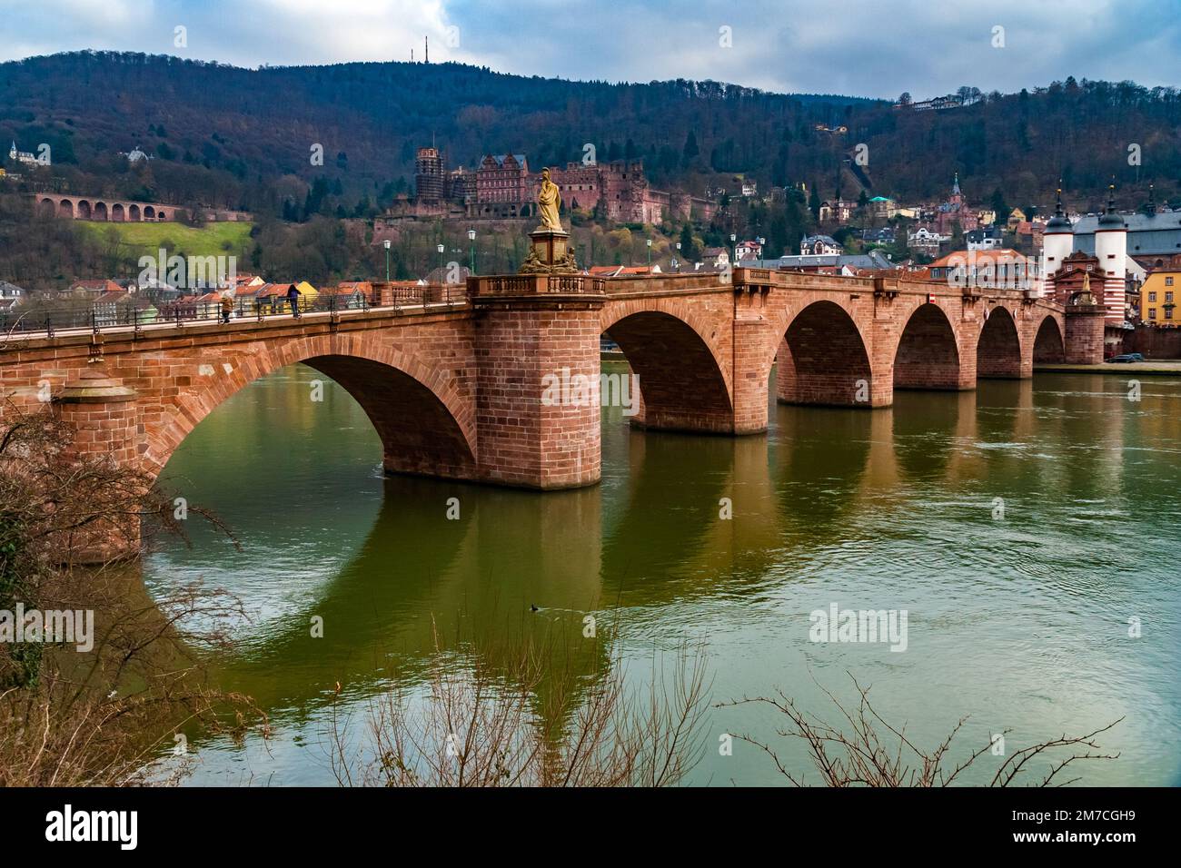 Bella vista del ponte ad arco di Heidelberg Karl-Theodor-Brücke o Alte Brücke (Ponte Vecchio) con la sua porta e due torri sul fiume Neckar. Nel... Foto Stock