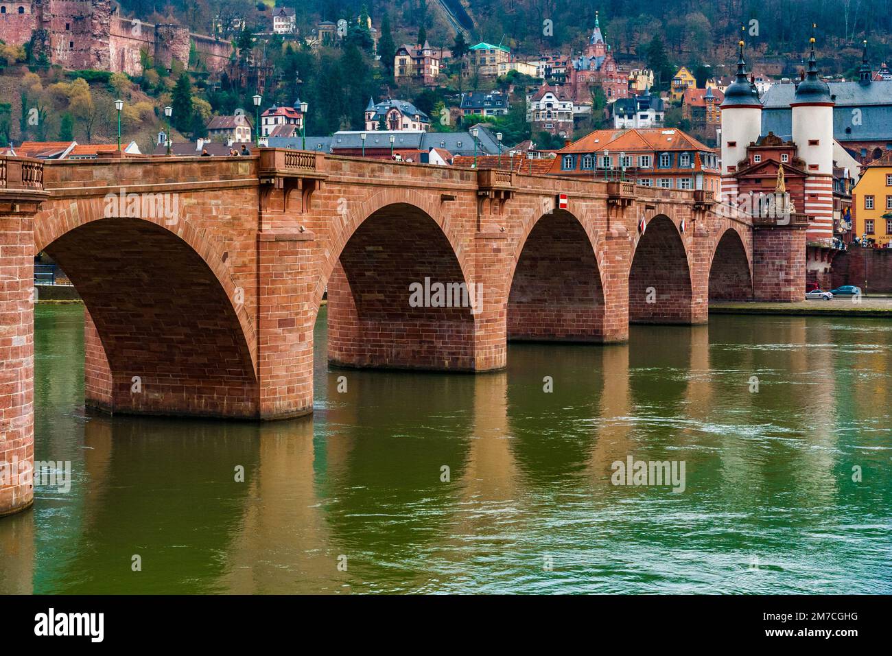 Bella vista ravvicinata del ponte ad arco Karl-Theodor-Brücke con la sua porta e due torri sul fiume Neckar a Heidelberg, Germania. È anche noto Foto Stock