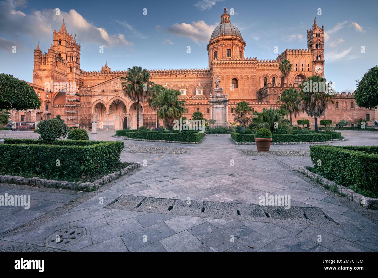 Cattedrale di Palermo, Sicilia, Italia. Immagine del paesaggio urbano della famosa Cattedrale di Palermo all'alba. Foto Stock