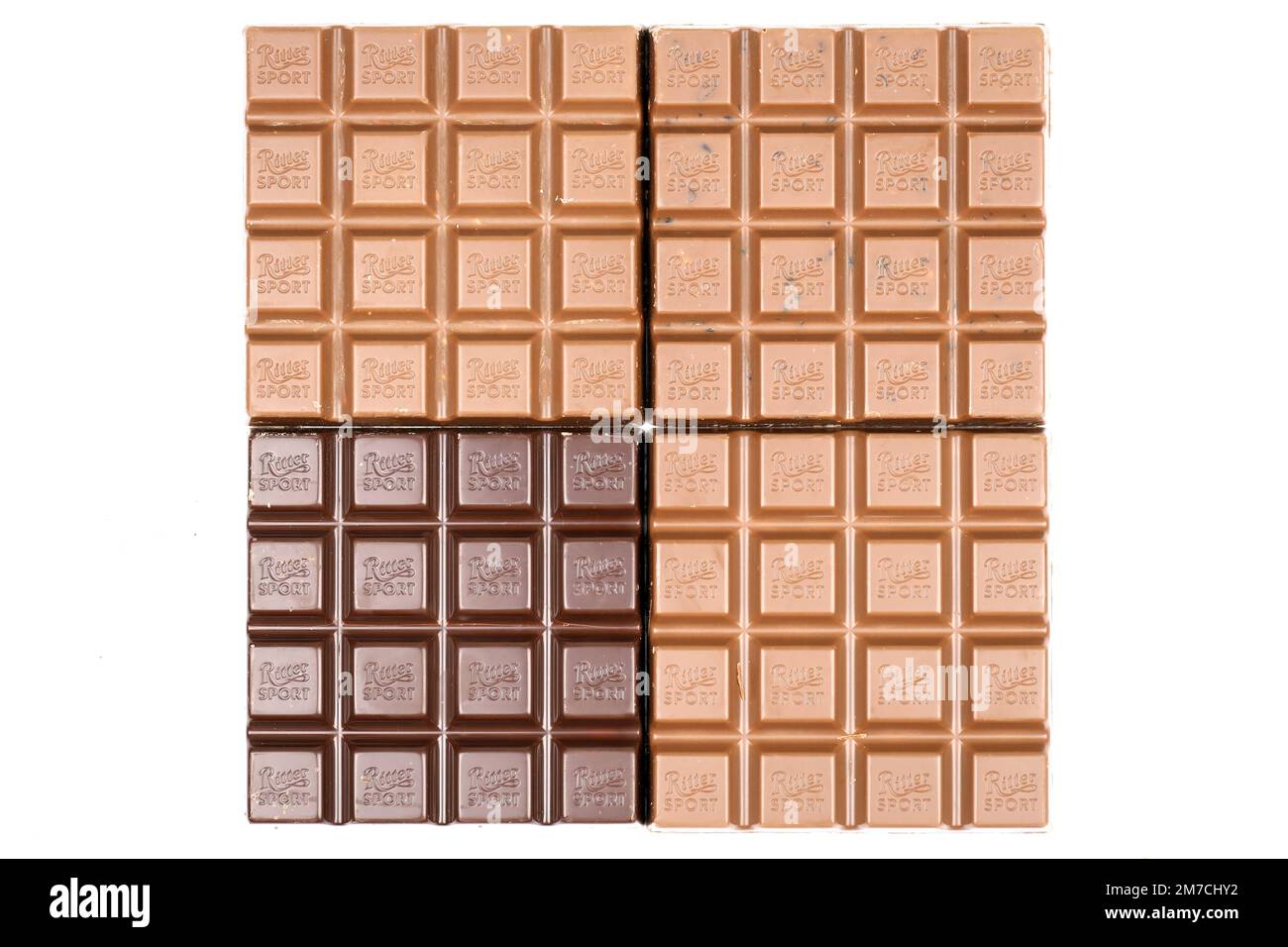 KIEV, UCRAINA - 4 MAGGIO 2022 barrette di cioccolato Ritter Sport di vario gusto senza involucri. Molte piastrelle di cioccolato con sapori diversi primo piano con il logo Ritter Sport Foto Stock