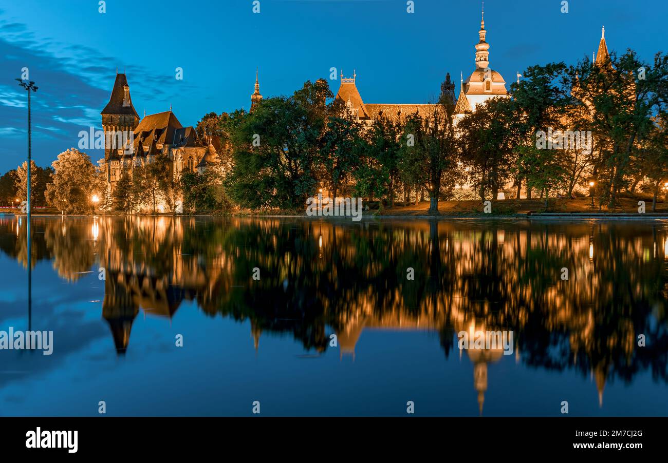 Il Castello di Vajdahunyad riflesso nelle acque galleggianti del lago. Questo forte si trova nel parco cittadino di Budapest Ungheria. Il parco della città è centro culturale w Foto Stock