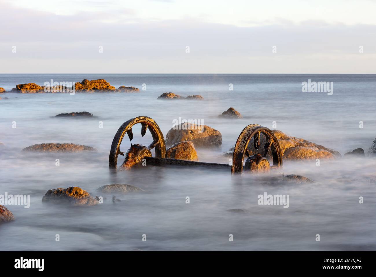 Old chaldron Wagon Wheels sulla Chemical Beach, Durham Heritage Coast, Seaham, County Durham, Regno Unito Foto Stock