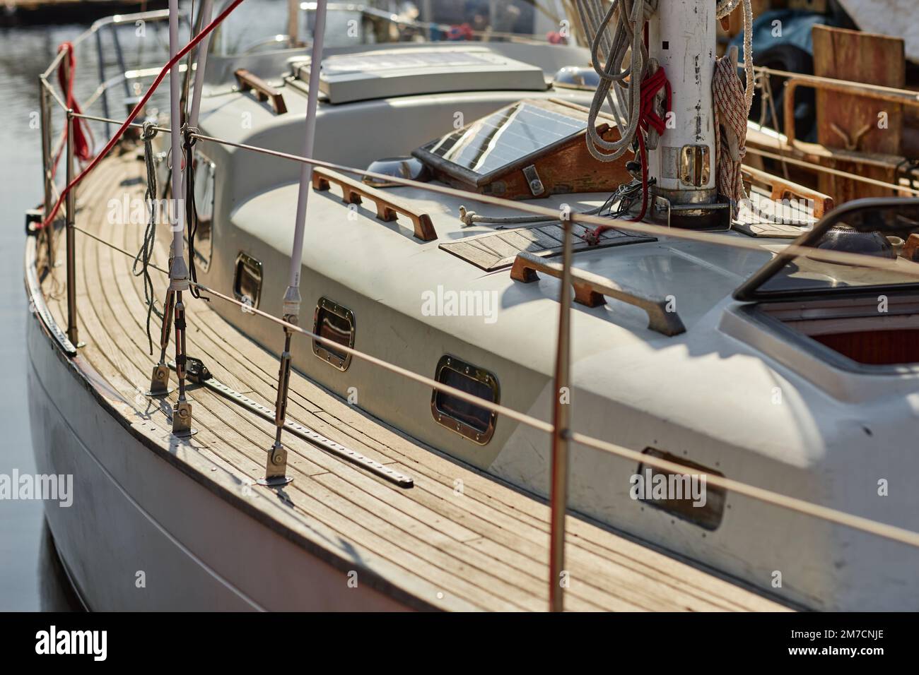 Primo piano dello yacht a vela alla luce del sole con attenzione ai pavimenti in legno, spazio copia Foto Stock