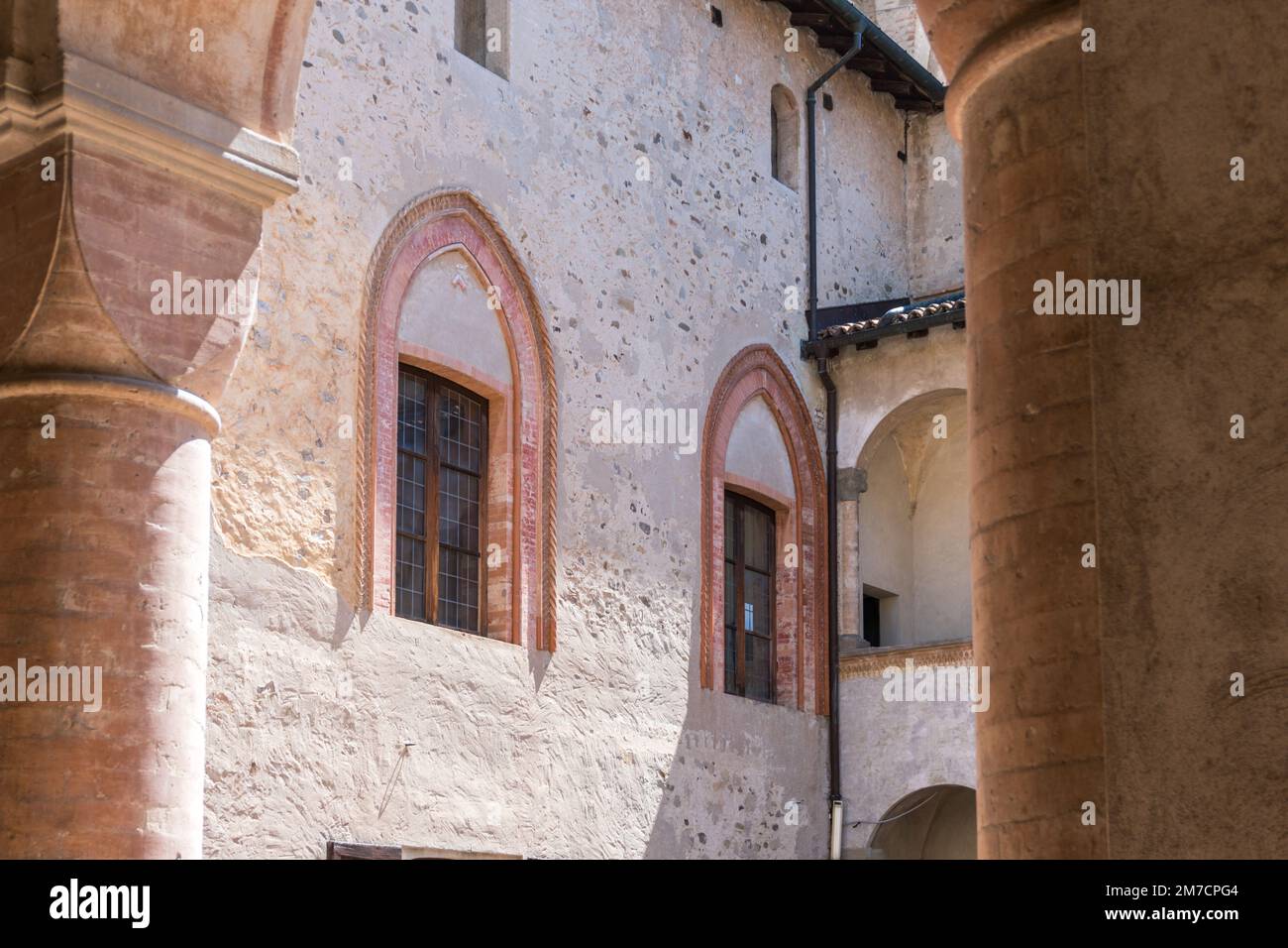 Torrechiara,Italia-31 luglio 2022:Vista del particolare interno del castello di Torrechiara in provincia di Parma durante una giornata di sole Foto Stock