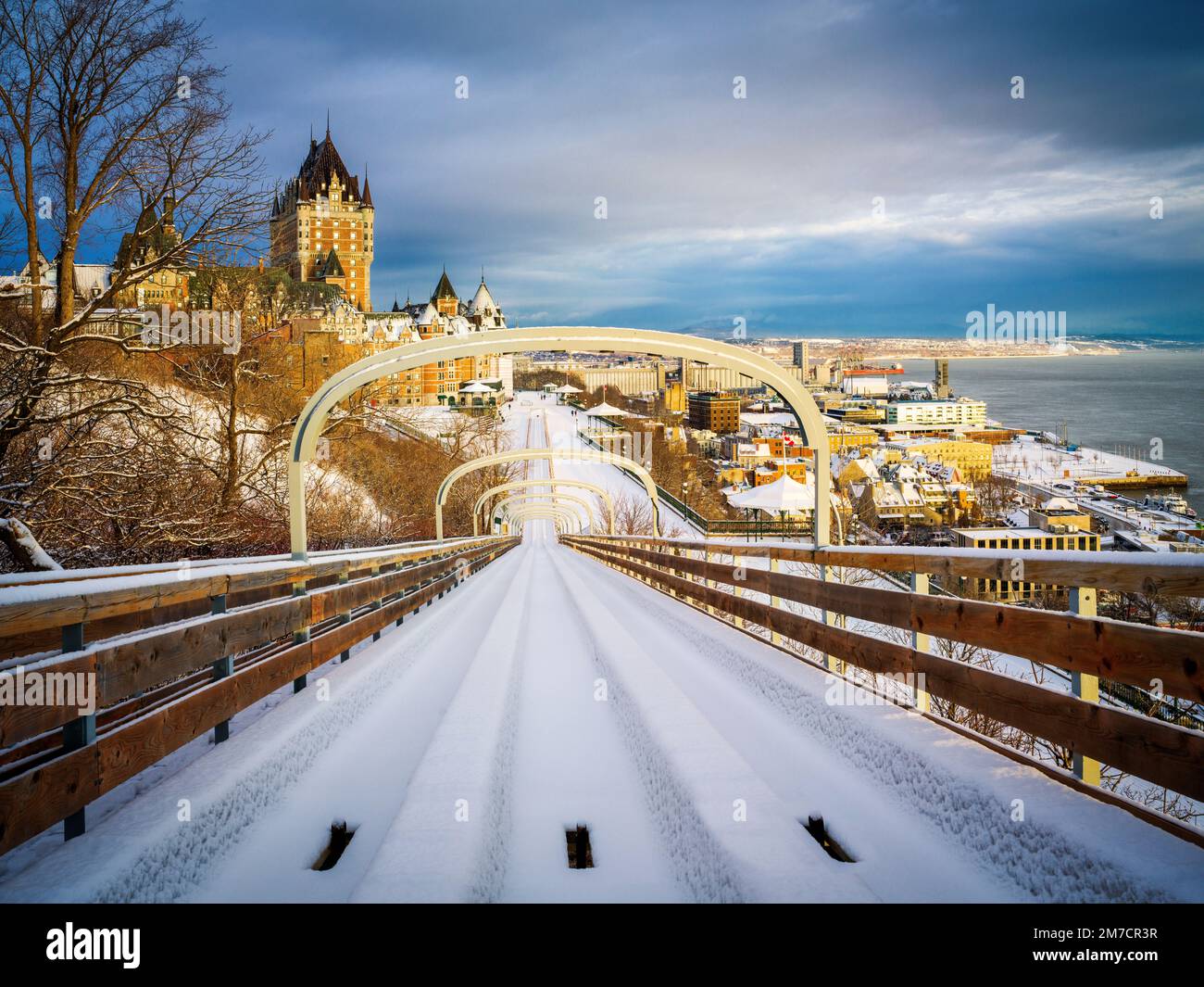 Situato sulla magnifica passerella di Terrasse Dufferin, si affaccia sulla St Lawrence River e accanto al famoso CH'teau Frontenac, questo unico Foto Stock