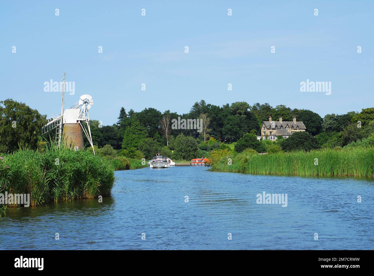 Il fiume ANT e Turf Fen mulino di drenaggio, How Hill, sul Norfolk Broads, East Anglia, Regno Unito, in estate Foto Stock
