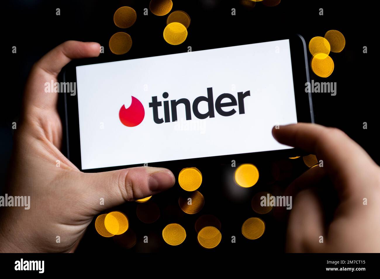 6 gennaio 2023, Polonia: In questa illustrazione di foto un logo Tinder visto visualizzato su uno smartphone. (Credit Image: © Mateusz Slodkowski/SOPA Images via ZUMA Press Wire) Foto Stock