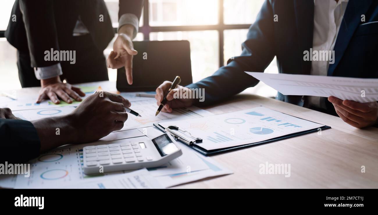Riunione del team aziendale e presentazione dei risultati aziendali discussione e analisi grafico dei dati, finanza e contabilità. Prestazioni aziendali Foto Stock