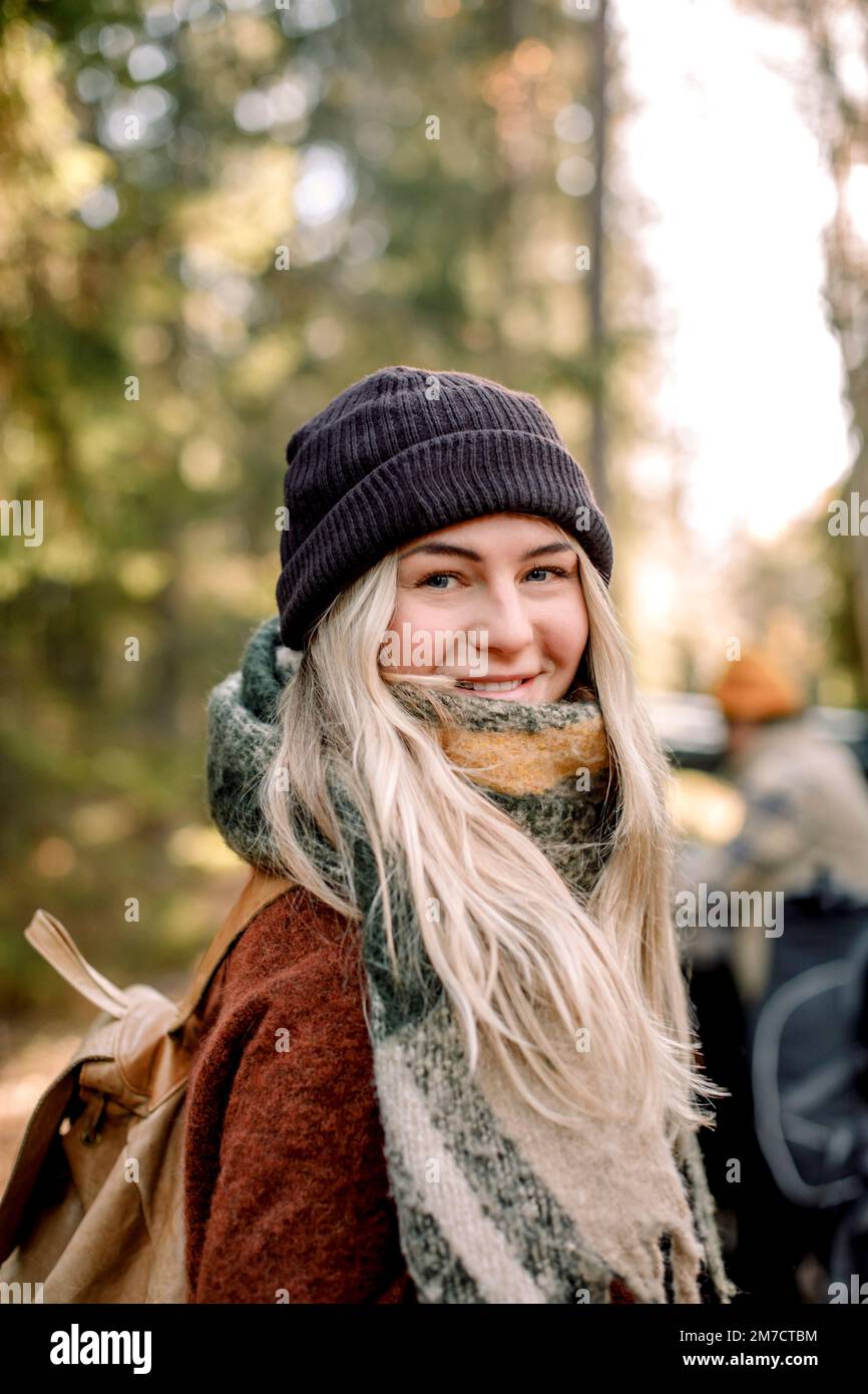 Ritratto di donna bionda sorridente che indossa un cappello a maglia Foto Stock