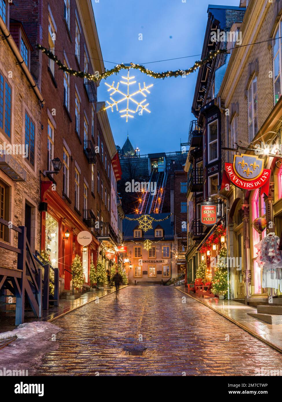 Petit Champlain, Rue Sous le Fort con pioggia e riflessi di luce colorata, Old Quebec City, Quebec, Canada Foto Stock